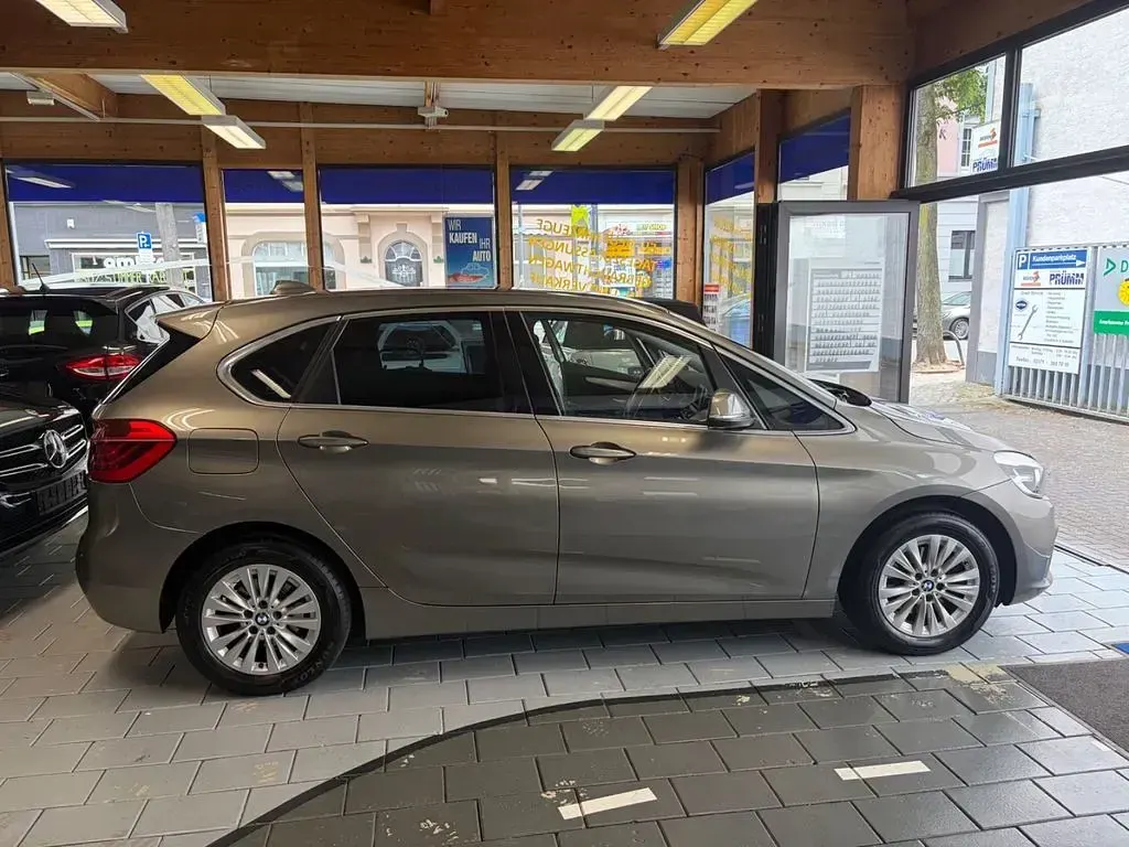 Gebraucht BMW 218 Active Tourer Advantage 136 PS (100 kW) 2017 Silber Van / Kleinbus