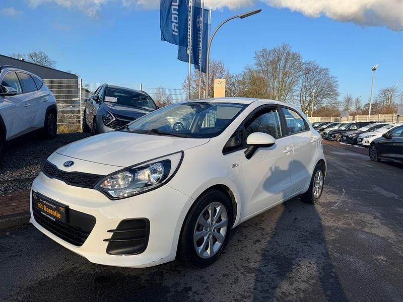 Usata Kia Rio 84 CV (61 kW) 2017 Bianco Berlina
