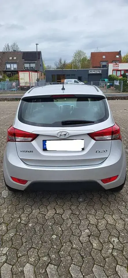 Gebraucht Hyundai ix20 Classic 90 PS (66 kW) 2015 Silber Kleinwagen