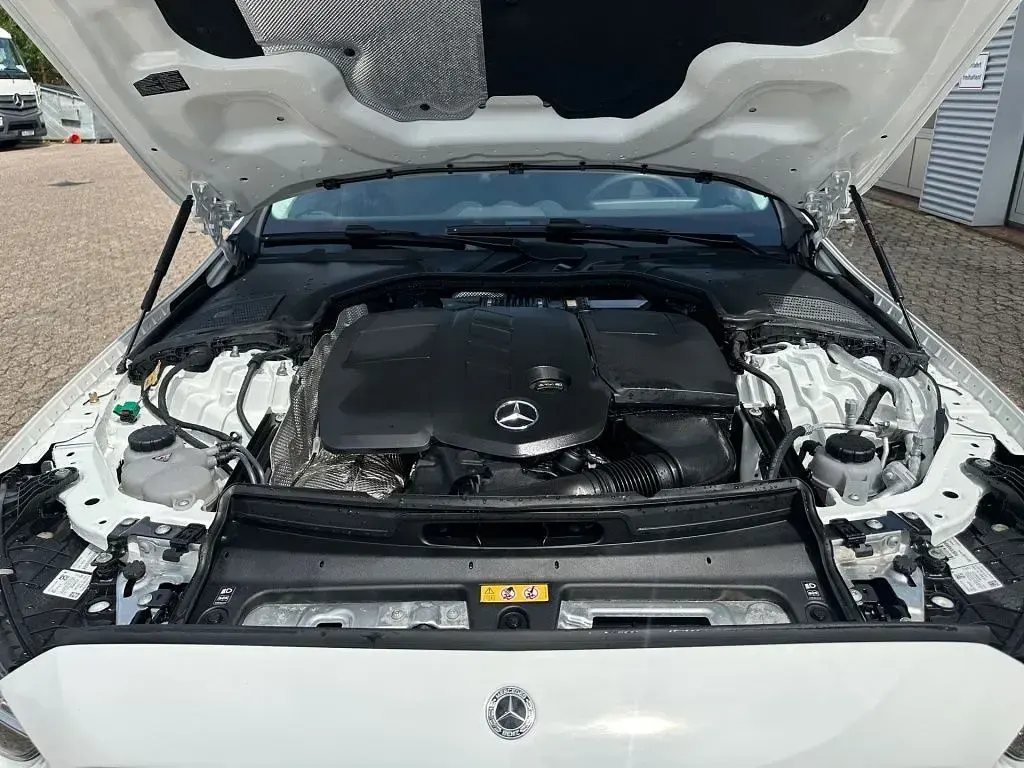 Gebraucht Mercedes C300e Avantgarde 313 PS (230 kW) 2025 Unilack polarweiß Kombi