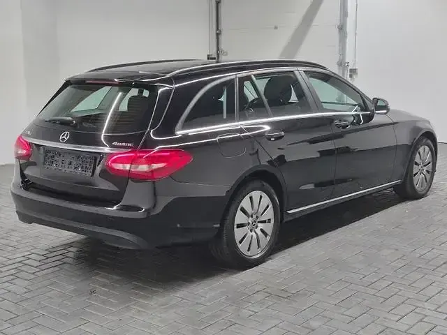 Gebraucht Mercedes C220 194 PS (142 kW) 2021 Schwarz Kombi