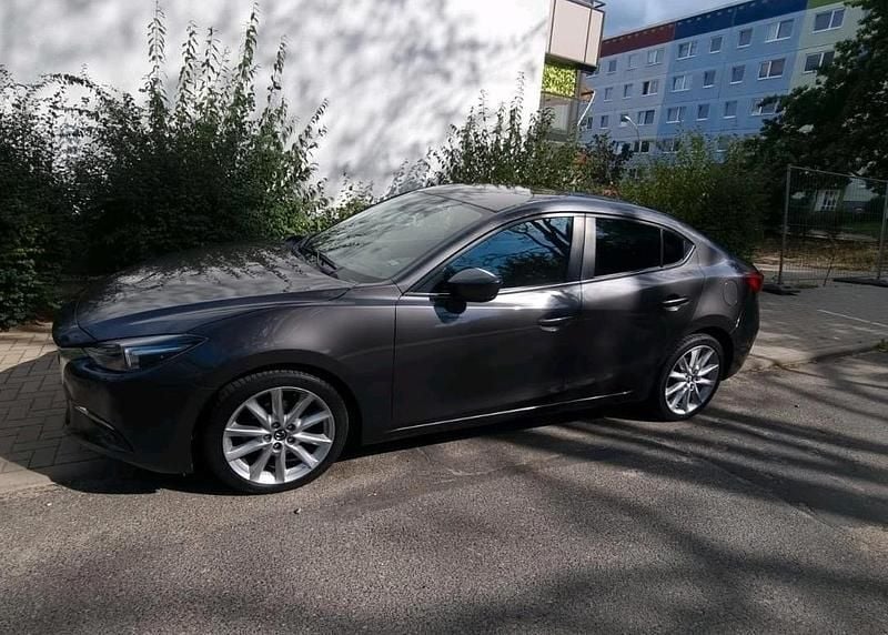 Grau Gebraucht 2017 Mazda 3 Exclusive-Line Limousine | 16.900 € (Fairer Preis) - Bild 1/4