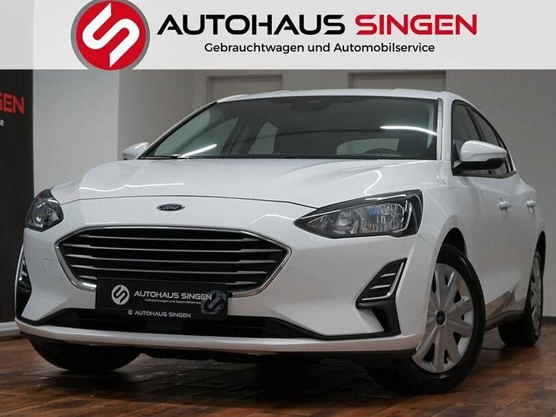 Weiß (frostweiß) grau Gebraucht 2019 Ford Focus Trend Limousine | 8.990 € (Fairer Preis) - Bild 1/4