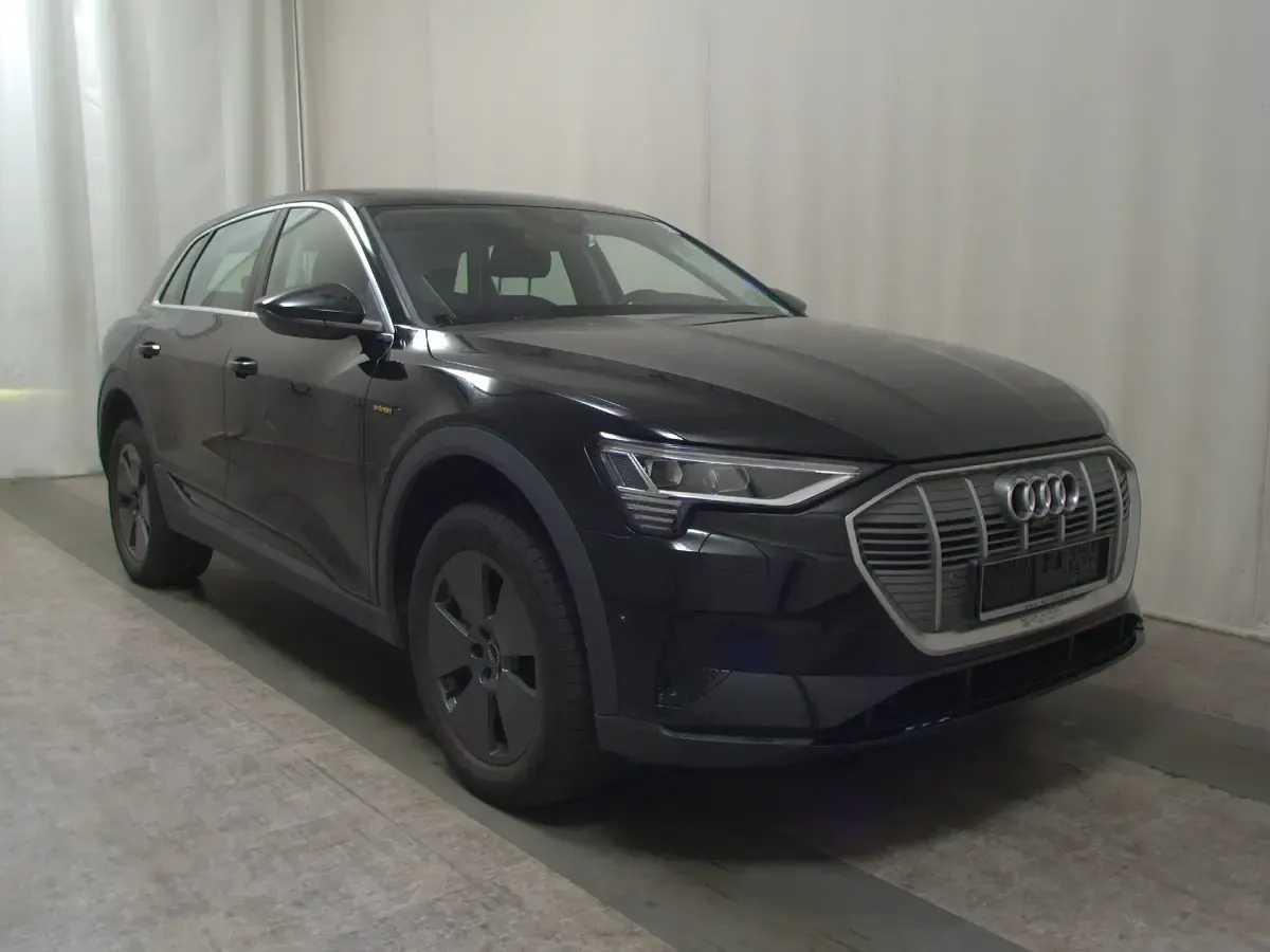 Gebraucht Audi e-tron Ambiente 300 kW (408 PS) 2022 Brillantschwarz SUV
