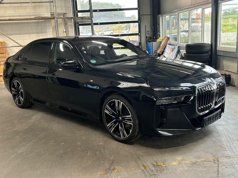 Carbonschwarz metallic Gebraucht 2024 BMW 740 M Sport Limousine | 98.900 € (Teuer) - Bild 1/1