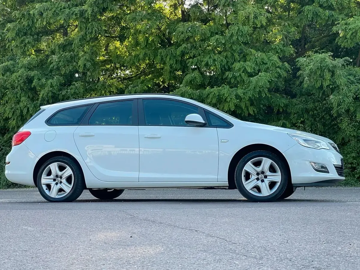 Gebraucht Opel Astra 140 PS (102 kW) 2012 Weiß Kombi