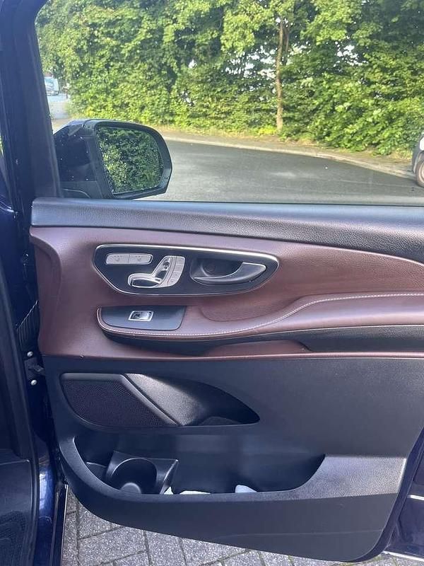 Blau Gebraucht 2014 Mercedes V250 Edition 1 Van / Kleinbus | 32.900 € (Etwas zu teuer) - Bild 1/4