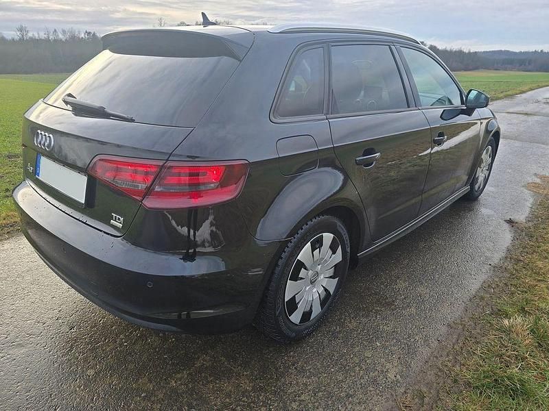 Gebraucht Audi A3 Attraction 110 PS (80 kW) 2015 Schwarz Limousine