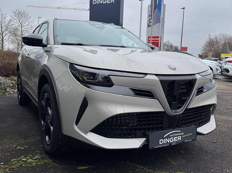 Neu Alfa Romeo Junior 145 PS (106 kW) 2025 Avorio scala metallic SUV