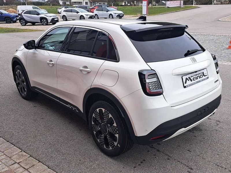 Neu Fiat 600 La Prima 145 PS (106 kW) 2025 Gelato weiß SUV