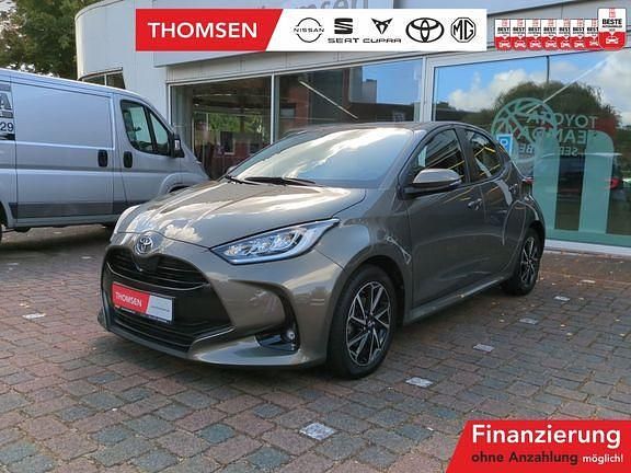 Manganbronze braun Gebraucht 2021 Toyota Yaris Team Kleinwagen | 17.385 € (Fairer Preis) - Bild 1/4