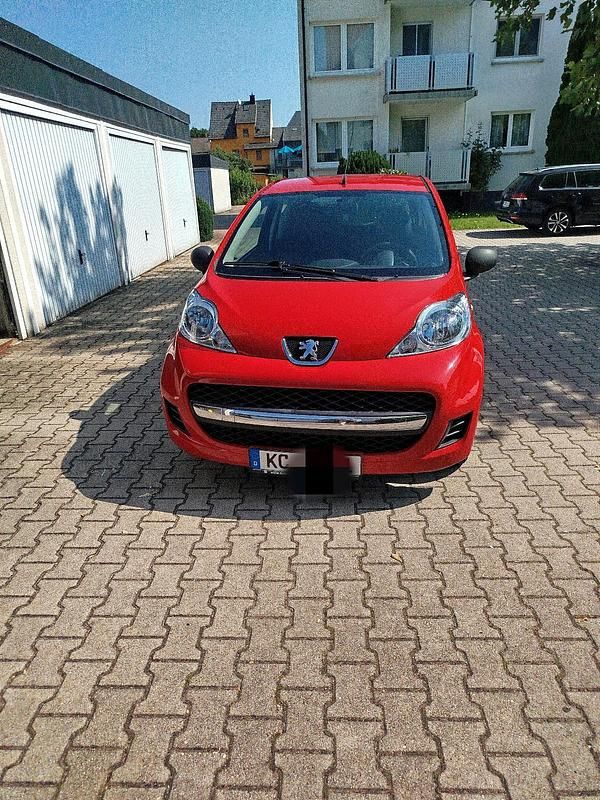 Rot Gebraucht 2009 Peugeot 107 Kleinwagen | 1.200 € (Fairer Preis) - Bild 1/4