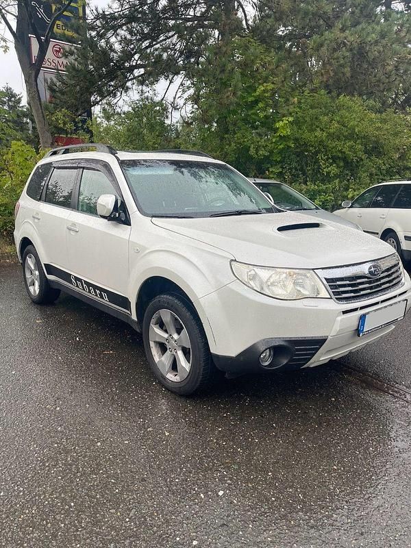 Weiß Gebraucht 2011 Subaru Forester SUV | 5.900 € (Superpreis) - Bild 1/4