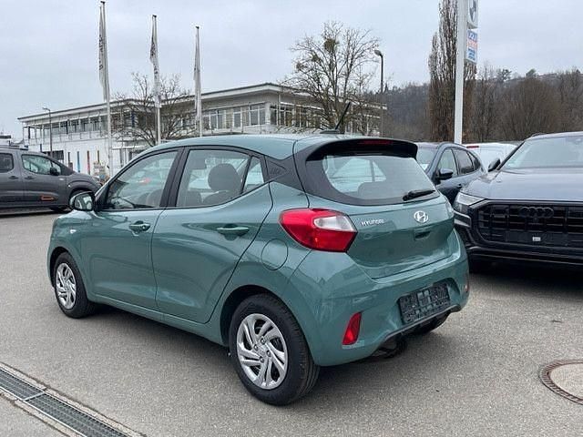 Gebraucht Hyundai i10 Select 67 PS (49 kW) 2022 Grün Kleinwagen
