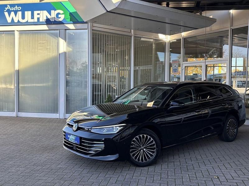 Grenadillschwarz Neu 2025 VW Passat Elegance Kombi | 44.890 € (Fairer Preis) - Bild 1/4