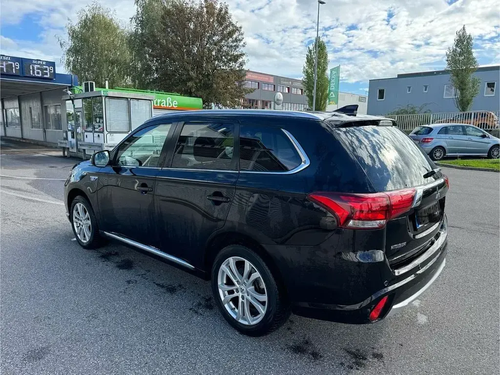 Gebraucht Mitsubishi Outlander P-HEV Top 121 PS (88 kW) 2016 Schwarz SUV
