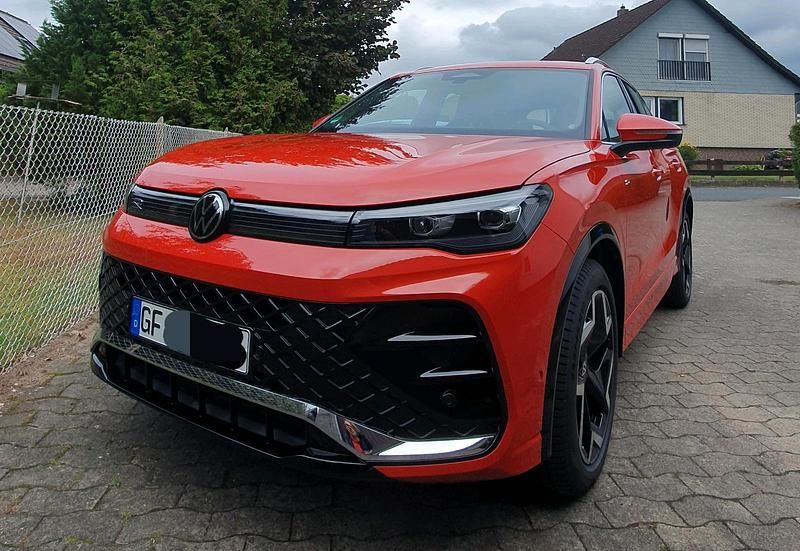 Rot Gebraucht 2024 VW Tiguan R SUV | 39.990 € (Superpreis) - Bild 1/4