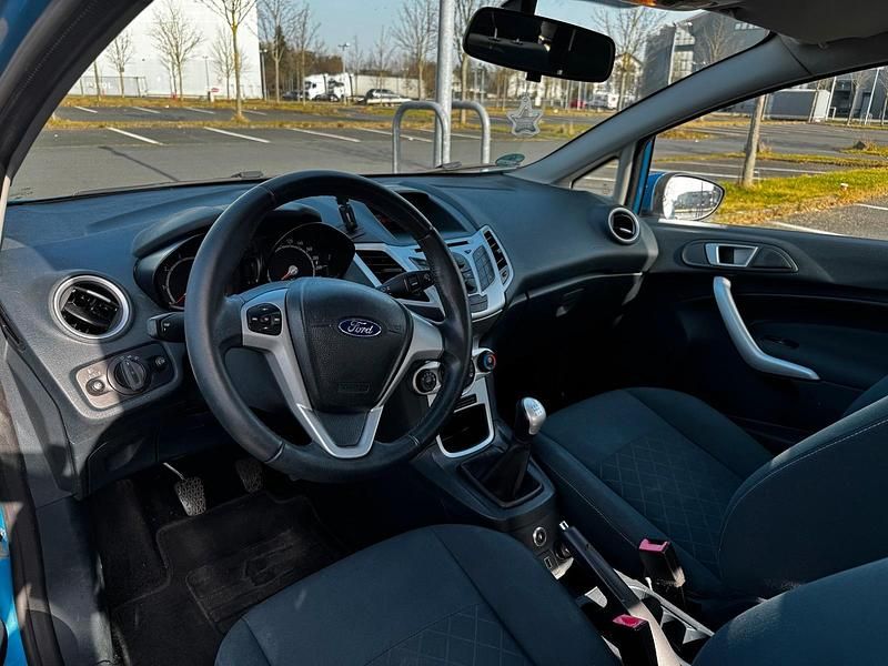 Gebraucht Ford Fiesta 97 PS (71 kW) 2012 Blau Kleinwagen