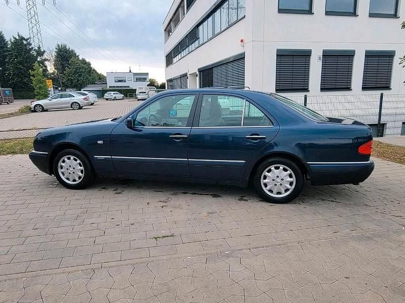 Gebraucht Mercedes E230 150 PS (110 kW) 1995 Blau Limousine