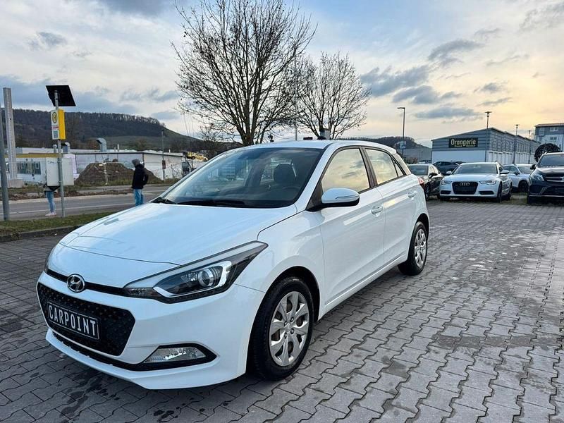Weiß Gebraucht 2016 Hyundai i20 Trend Limousine | 8.790 € (Guter Preis) - Bild 1/4