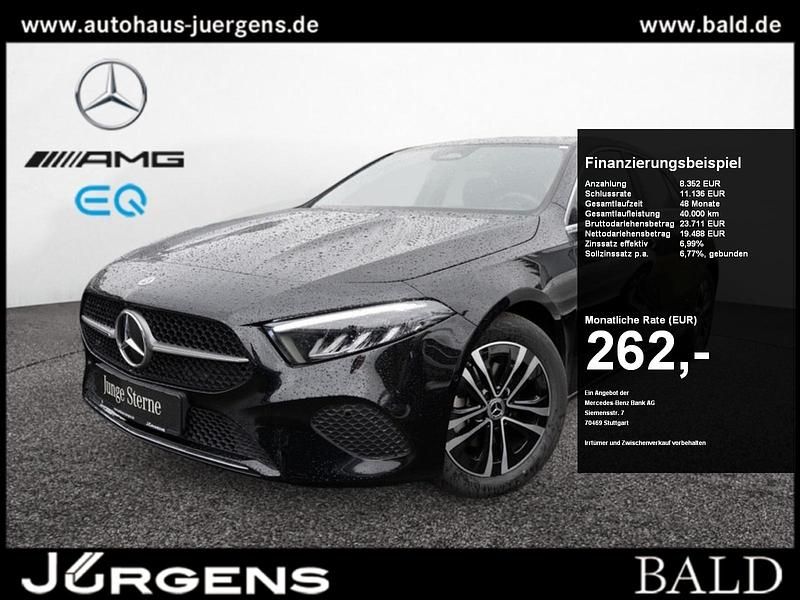 Schwarz kosmosschwarz metallic Gebraucht 2024 Mercedes A180 Progressive Limousine | 27.830 € (Guter Preis) - Bild 1/4
