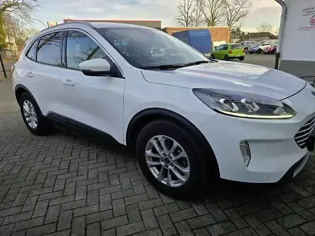 Gebraucht Ford Kuga Titanium 120 PS (88 kW) 2022 Weiß SUV