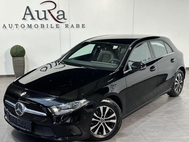 Nachtschwarz Gebraucht 2022 Mercedes A180 Style Limousine | 22.749 € (Guter Preis) - Bild 1/4