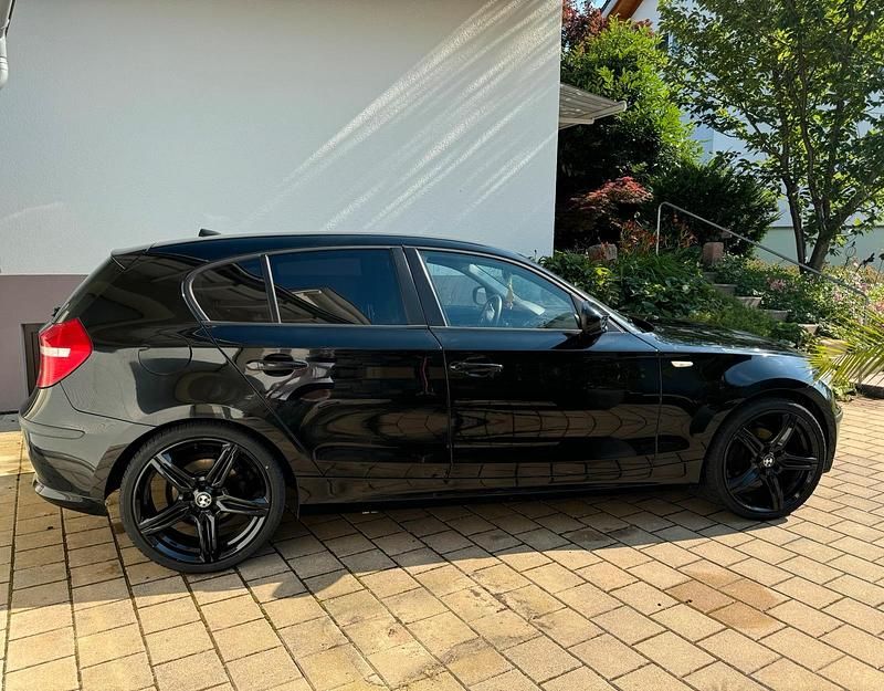Gebraucht BMW 116 122 PS (89 kW) 2010 Schwarz Kleinwagen