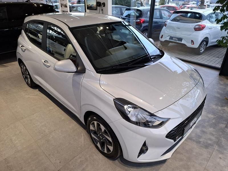 Gebraucht Hyundai i10 Trend 84 PS (61 kW) 2024 Silber Kleinwagen
