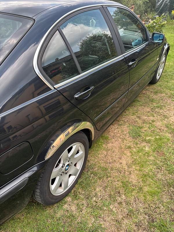 Schwarz Gebraucht 2001 BMW 320 Limousine | 1.450 € (Superpreis) - Bild 1/4