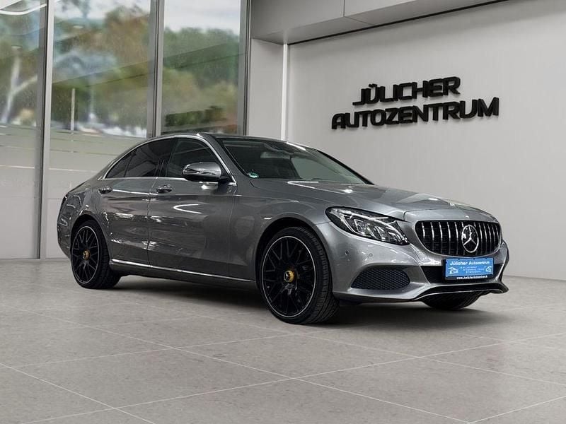 Silber Gebraucht 2015 Mercedes C350e Avantgarde Limousine | 22.990 € - Bild 1/4