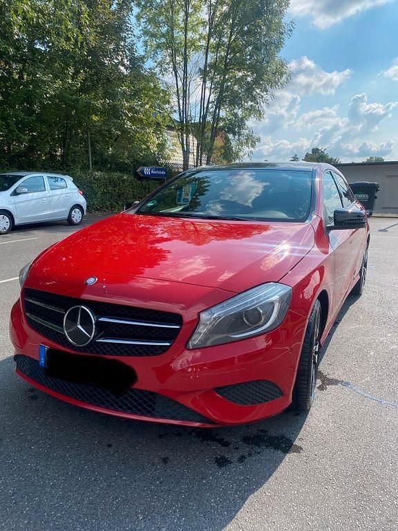 Rot Gebraucht 2012 Mercedes A200 Limousine | 10.900 € (Guter Preis) - Bild 1/4