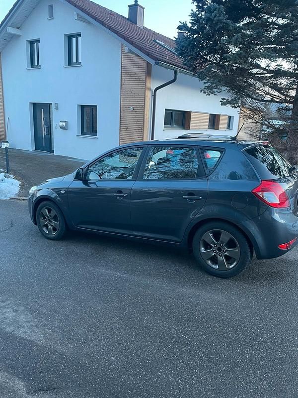 Gebraucht Kia Ceed 90 PS (66 kW) 2010 Grau Kleinwagen