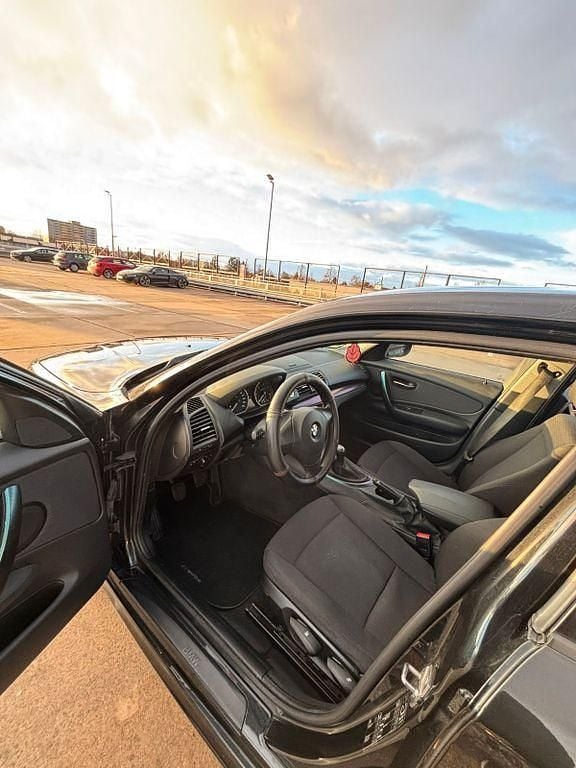 Gebraucht BMW 118 Sport Line 143 PS (105 kW) 2010 Schwarz Kleinwagen