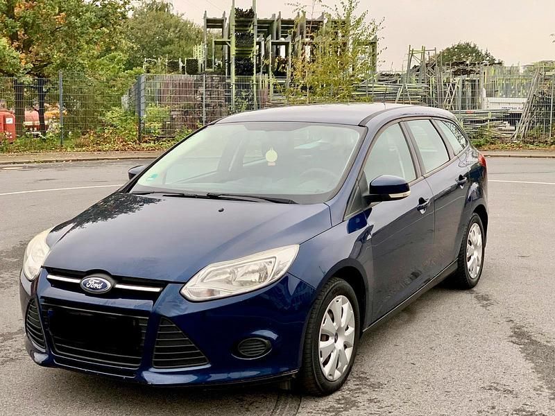 Blau Gebraucht 2011 Ford Focus Trend Kombi | 2.900 € (Fairer Preis) - Bild 1/4