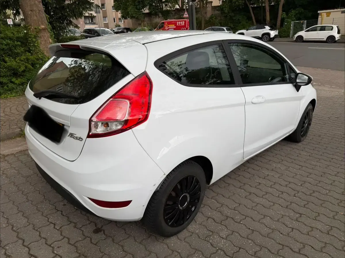 Gebraucht Ford Fiesta Trend 60 PS (44 kW) 2013 Weiß Kleinwagen