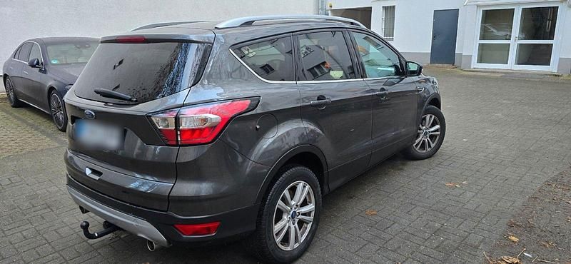 Gebraucht Ford Kuga Titanium 150 PS (110 kW) 2019 Grau SUV