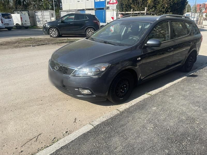 Second-hand Kia Ceed 109 CP (80 kW) 2010 Negru Hatchback