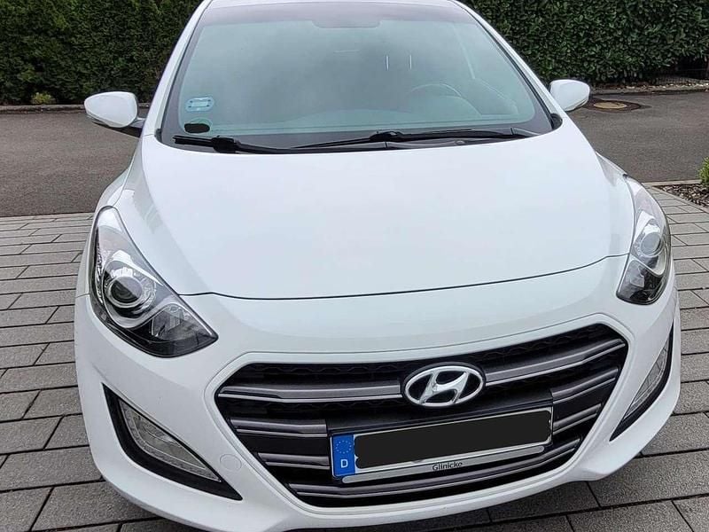 Weiß Gebraucht 2016 Hyundai i30 Passion Plus Limousine | 9.950 € (Guter Preis) - Bild 1/4