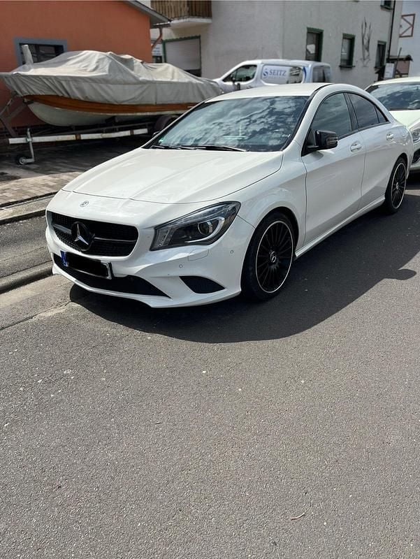 Weiß Gebraucht 2016 Mercedes CLA220 Night Limousine | 18.200 € (Etwas zu teuer) - Bild 1/4