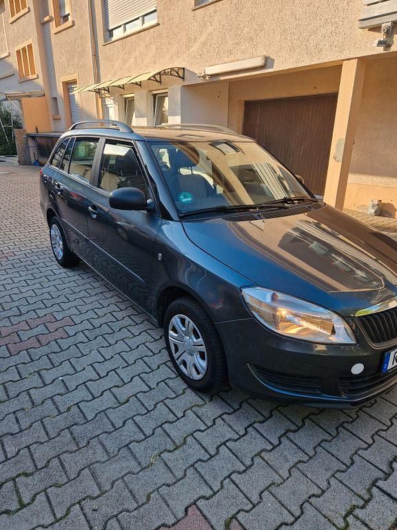 Grau Gebraucht 2014 Skoda Fabia Fresh Kleinwagen | 4.250 € (Fairer Preis) - Bild 1/4