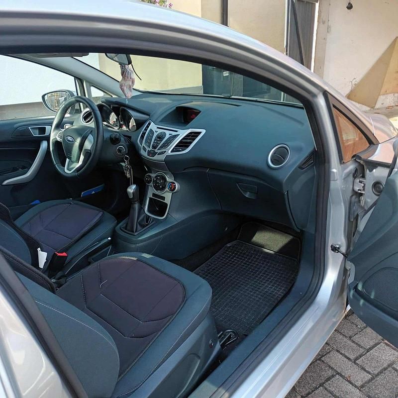 Gebraucht Ford Fiesta 82 PS (60 kW) 2012 Silber Kleinwagen