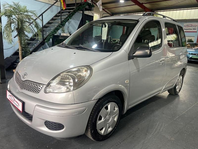 Silber Gebraucht 2005 Toyota Verso Van / Kleinbus | 3.490 € - Bild 1/4