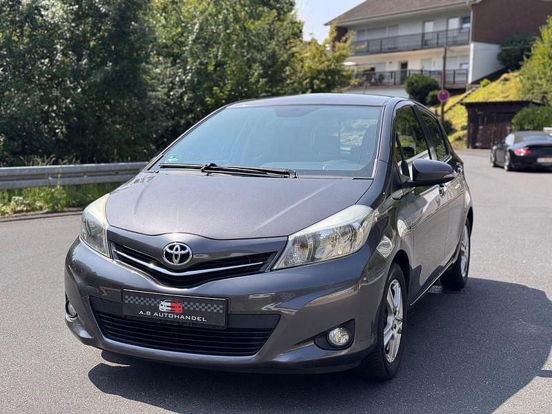 Grau Gebraucht 2012 Toyota Yaris Life Limousine | 4.200 € (Superpreis) - Bild 1/4