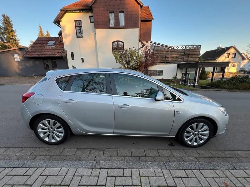 Gebraucht Opel Astra 101 PS (74 kW) 2010 Silber Limousine