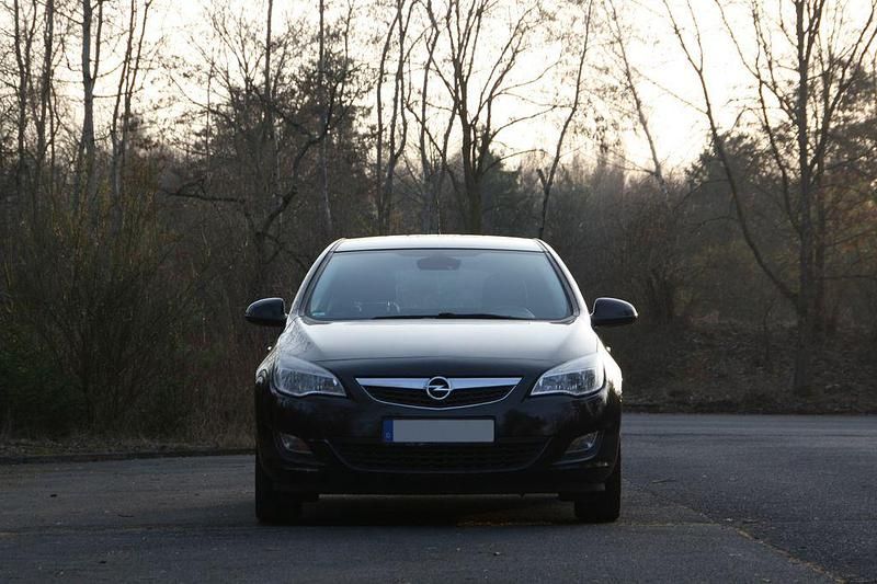 Second-hand Opel Astra Edition 140 CP (102 kW) 2012 Negru Berlinǎ