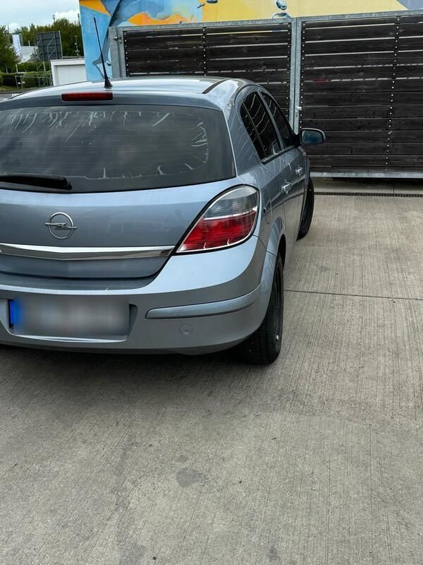Silber Gebraucht 2011 Opel Astra Kleinwagen | 2.300 € - Bild 1/4