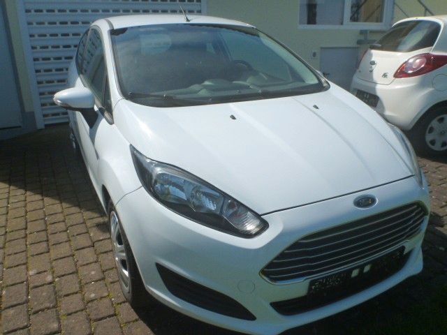 Gebraucht Ford Fiesta 75 PS (55 kW) 2013 Weiß Kleinwagen
