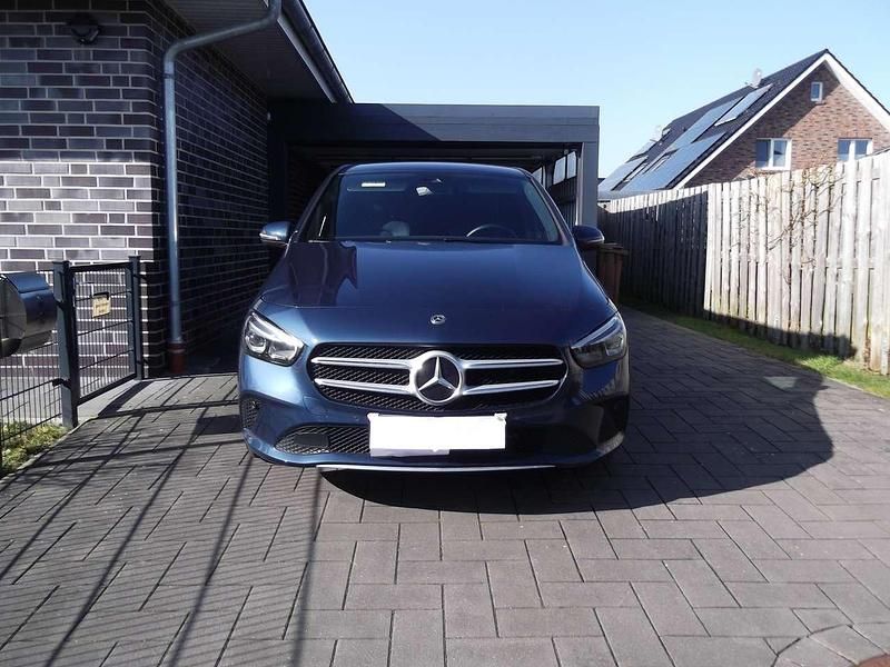 Blau Gebraucht 2020 Mercedes B180 Progressive Van / Kleinbus | 22.900 € (Superpreis) - Bild 1/4