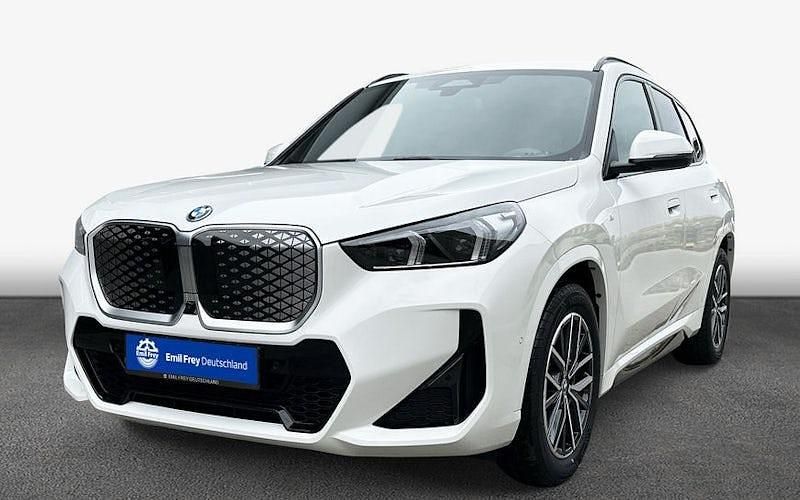 Weiß Neu 2025 BMW iX1 M Sport SUV | 59.790 € - Bild 1/4
